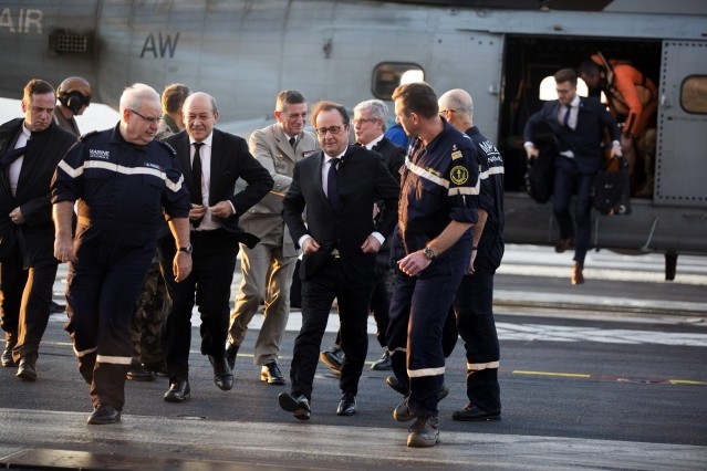 Hollande : Le porte-avions Charles-de-Gaulle bientôt dans le Golfe - ảnh 1